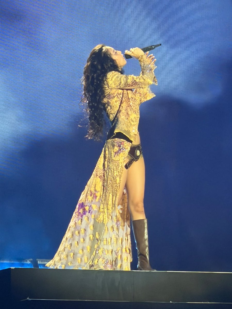 tibetteen's tweet photo. ELA TA LINDAAAAAAAAAAAAAA CRLLLLLLLLLLL
JENNIE TAKE DOWN MAD COOL
#MadCoolFestival 
#JENNIE https://t.co/FyqcbUv9qL
