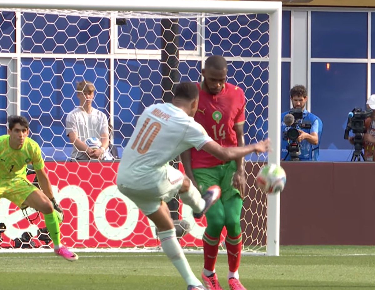 Oledobrasil's tweet photo. Olha o pequeno espaço que Mbappé tinha pra fazer esse golaço.

Na boa, o francês é gênio da bola. https://t.co/ej83hBnB0E