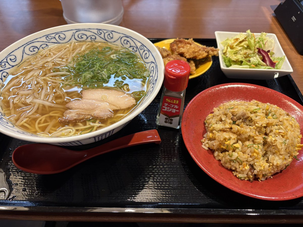 mamotoku's tweet photo. お昼は、レストラングドラックに。ここは和洋中頼めるし美味しいです。からあげも中はジューシー側はサクサク。 https://t.co/Aove2i0HB0