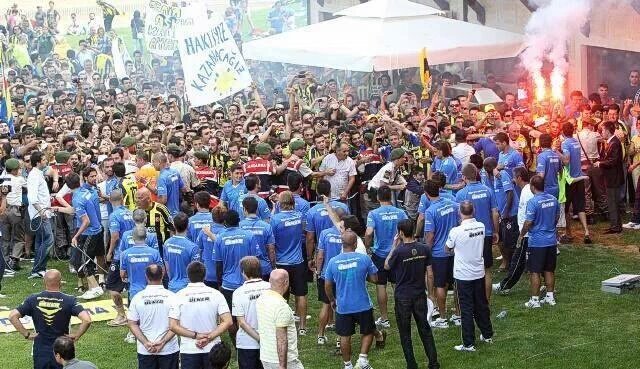 sb_dag's tweet photo. 10 Temmuz 2011..

'Gerekirse gerçek mermi kullanabilirsiniz' anonsu geçerek Fenerbahçe taraftarına silah doğrultan sistem; Fenerbahçe otobüsüne kurşun sıkanları tam 4115 gündür açıklamadı.

Bize yapılan bu zulmü hiçbir zaman unutmayacağız. https://t.co/gS6WF4BBi6