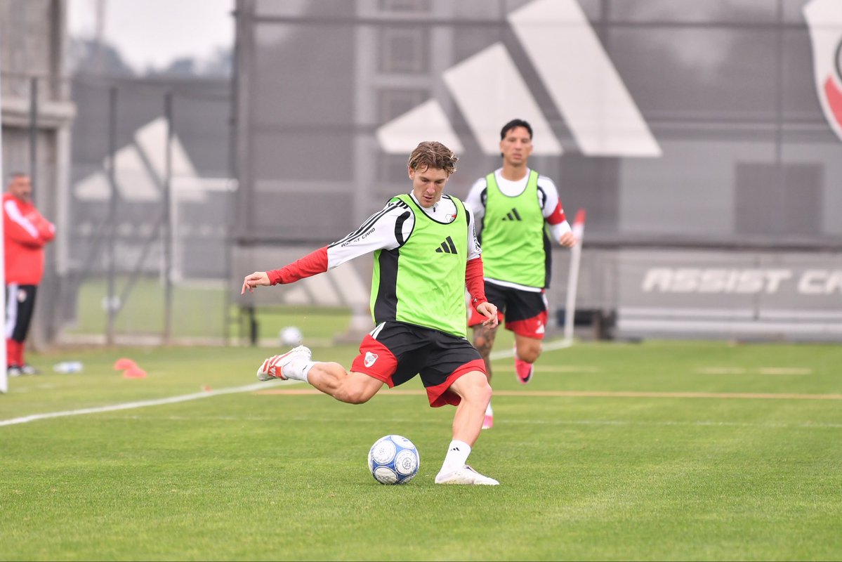 RiverPlate's tweet photo. No paramos 👊⚽️

📍 River Camp https://t.co/Fp6VYUitza