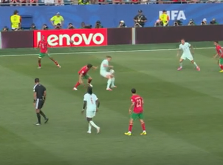 Footballogue's tweet photo. 𝗖̧𝗔 𝗩𝗔 𝗙𝗔𝗜𝗥𝗘 𝗣𝗔𝗥𝗟𝗘𝗥... 😅😅

Adrien Rabiot semble avoir touché le ballon de la main sur l'action du but de Kylian Mbappé.

Vous l'auriez sifflé ? https://t.co/YpNAGDPJU9