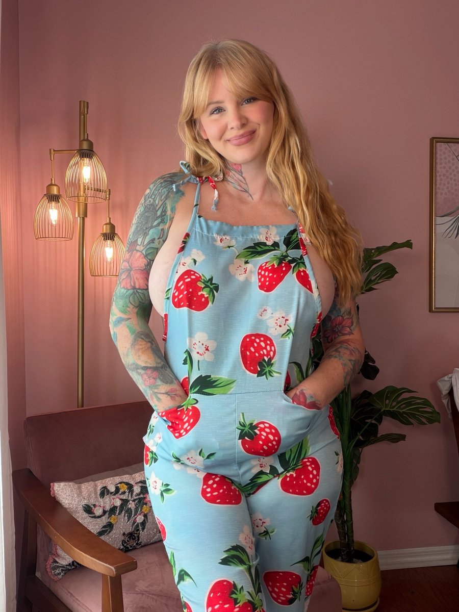 Juliewithhecake's tweet photo. My collection of overalls is pretty extensive 🥰 https://t.co/jQlWYuf50c
