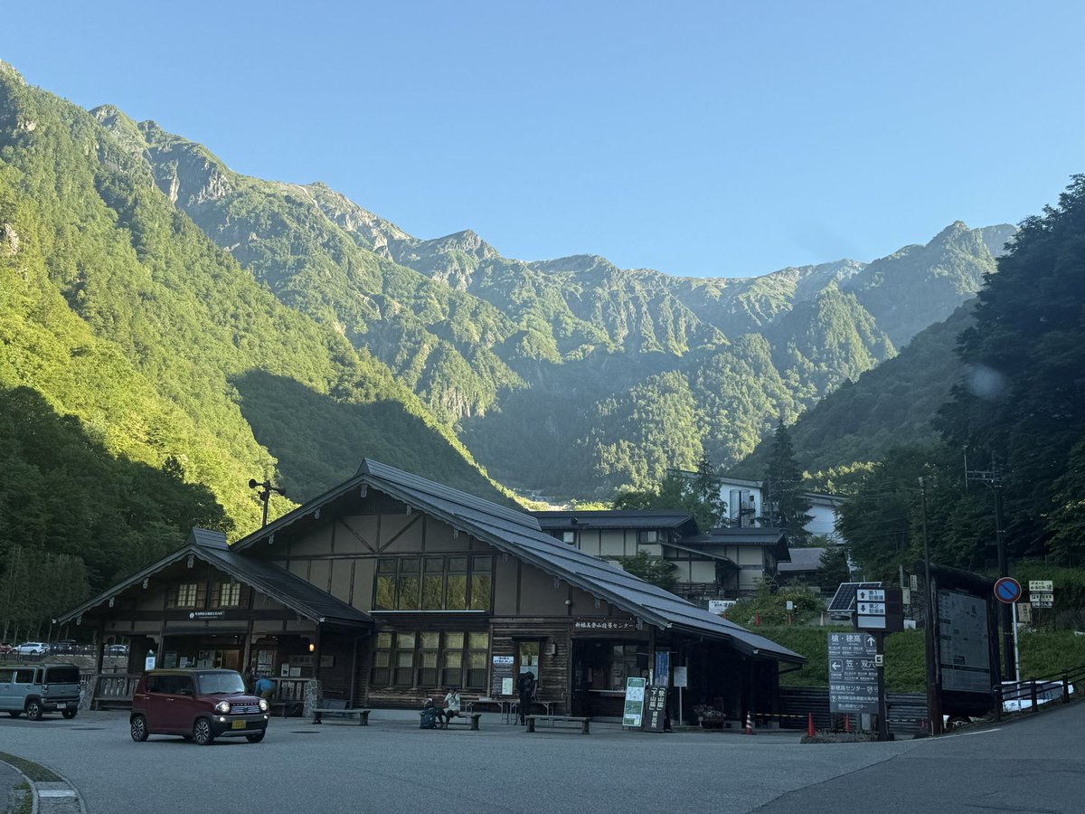 higakunoyu's tweet photo. 2026/07/10 
新穂高登山者観光客駐車場情報🅿️満車です。

Instagramでもお知らせ✅
https://t.co/a9gfWzP6gZ

すでに駐車場は🈵で🈳があるのは新穂高センター前市営駐車場、鍋平駐車場となっております。
朝からたくさんの登山者や観光の方で賑わっています。 https://t.co/09LzJQ7yJA