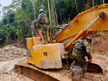 notimundoec's tweet photo. 🚨 #ATENCIÓN | El Ejército Ecuatoriano ejecutó un operativo contra la minería ilegal en el cantón Tena, provincia de Napo, donde inhabilitó maquinaria, combustible y un campamento clandestino. https://t.co/FLC2W7XApr