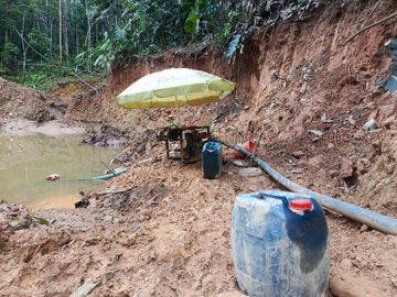 notimundoec's tweet photo. 🚨 #ATENCIÓN | El Ejército Ecuatoriano ejecutó un operativo contra la minería ilegal en el cantón Tena, provincia de Napo, donde inhabilitó maquinaria, combustible y un campamento clandestino. https://t.co/FLC2W7XApr