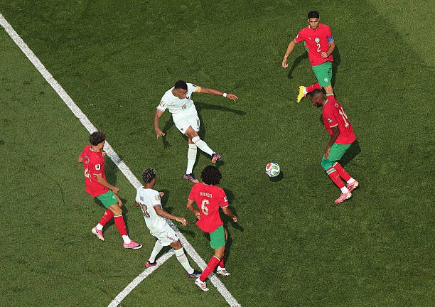 Julien_27LS's tweet photo. #MARFRA
Mbappé qui arrive à marquer un but entouré par 4 marocains wow la photo de fouuu https://t.co/fU7k2zssAV