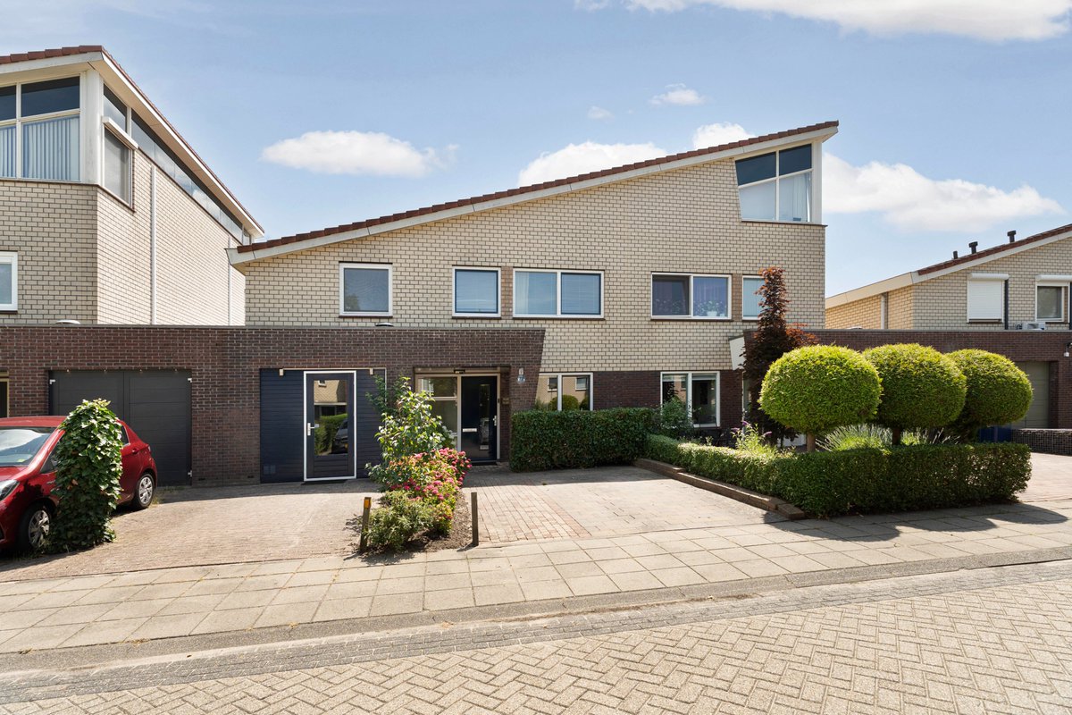 internetthought's tweet photo. Te koop in Almere: Met een royale binnenmaat van maar liefst 8,75 meter biedt deze verrassend ruime woning een uitzonderlijk leefruimte. De totale woonoppervlakte is maar liefst 180 m2.  https://t.co/0GcZyM6bcS

https://t.co/x3IBNwtS9I https://t.co/Cg5WW5SAss