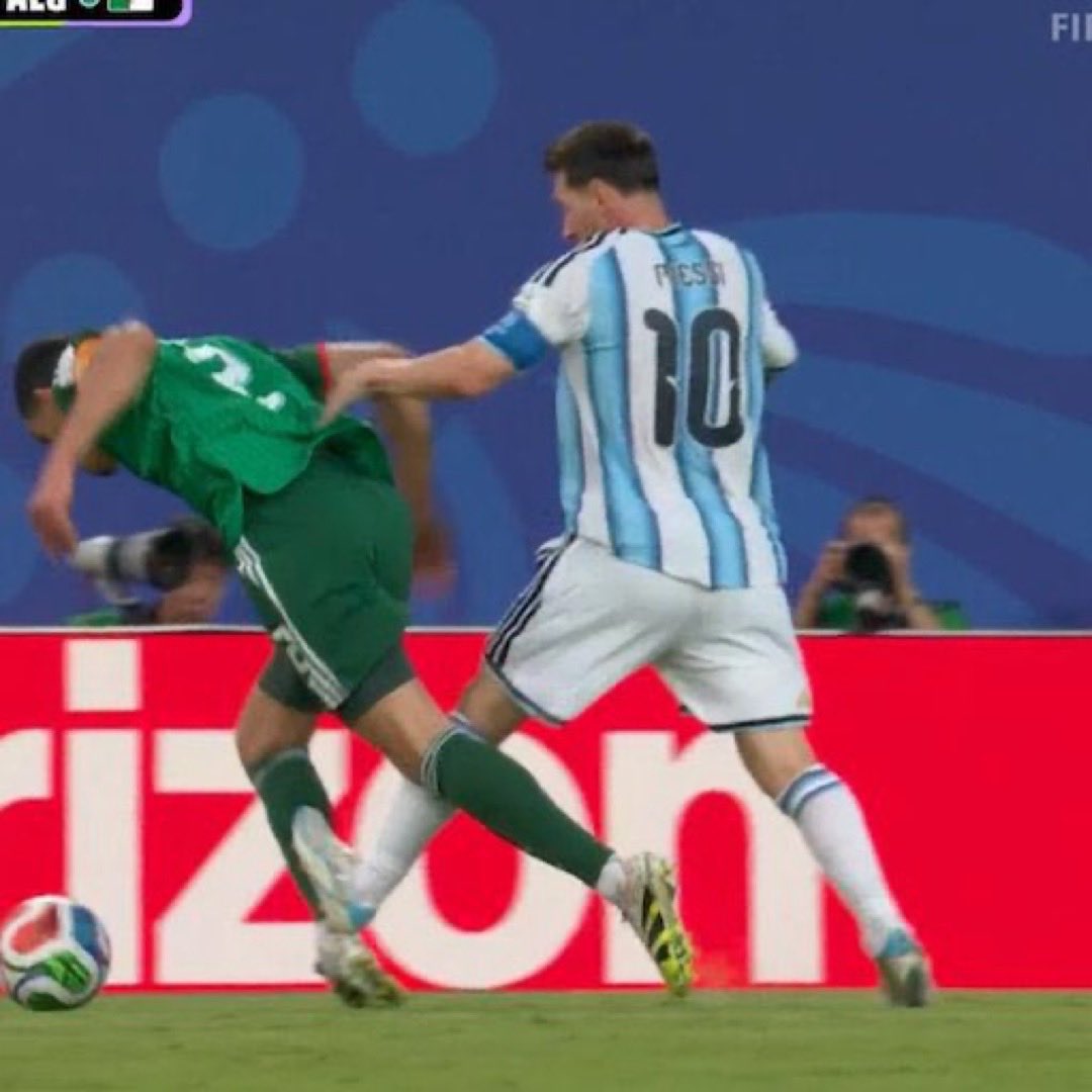 trunksRM7's tweet photo. El delantero del pueblo // el delantero de la FIFA https://t.co/iEQTt1rzqA
