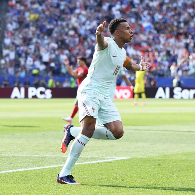 goalsside's tweet photo. 🚨🚨| 𝐑𝐄𝐂𝐎𝐑𝐃: Kylian Mbappé has scored 20 World Cup goals in 20 World Cup games. 27 years old. 👋🤖 https://t.co/BJySo1jWCf