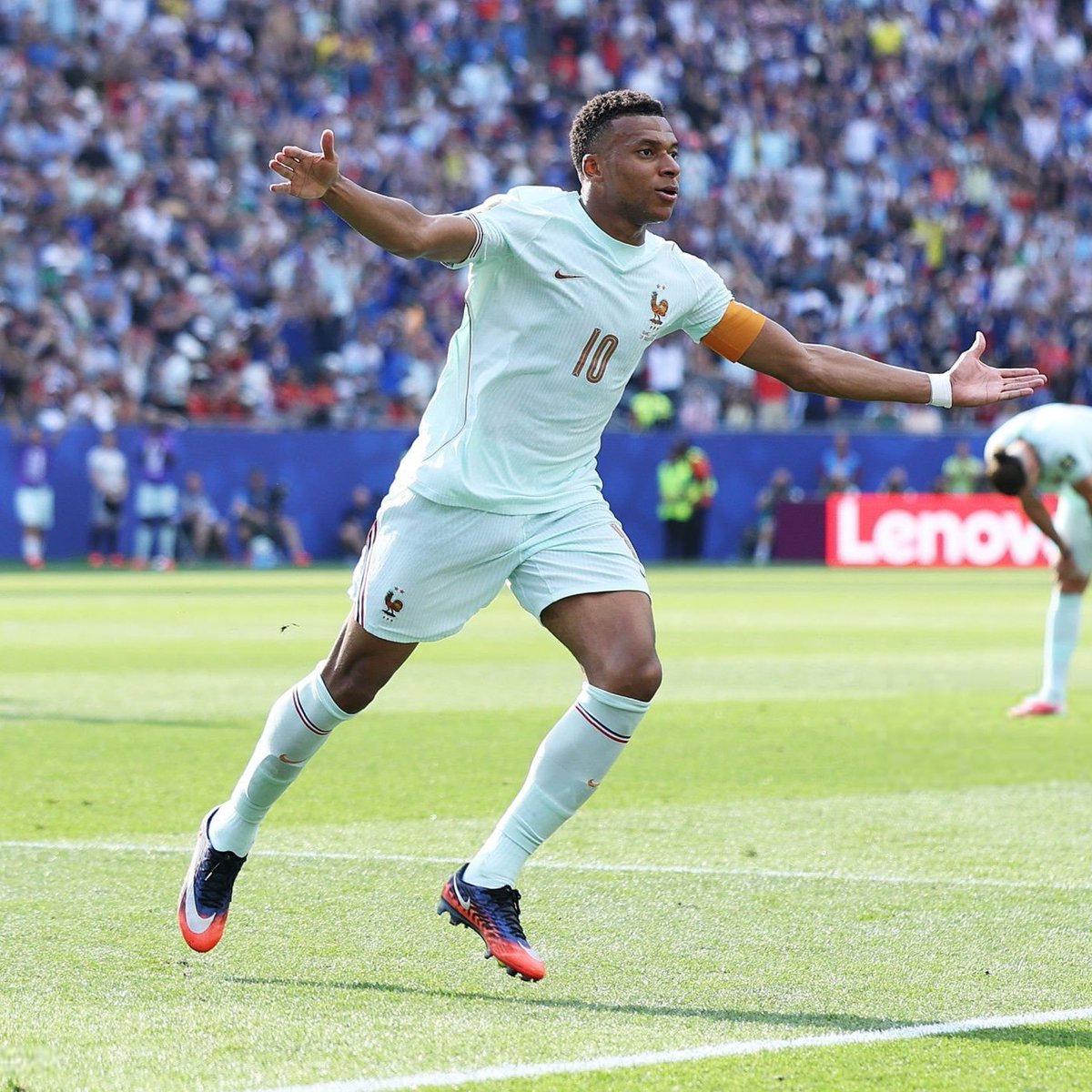 AdriRM33's tweet photo. - Kylian Mbappé ha marcado 12 goles en la fase eliminatoria del Mundial, la mayor cantidad de goles de cualquier jugador en la historia de los MUNDIALES.

- 20 GOLES EN 20 PARTIDOS DEL MUNDIAL.

QUÉ BARBARIDAD 🥶 https://t.co/uSvsjA2txG
