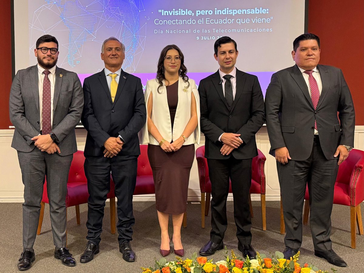 Telecom_Ec's tweet photo. 📡 En el #DíaNacionalDeLasTelecomunicaciones, el ministro encargado, @Ricardo__Guti , participó en el acto conmemorativo que reunió a representantes del sector para reconocer el aporte de las telecomunicaciones al desarrollo del Ecuador.

🤝 Desde el MINTEL reafirmamos nuestro compromiso de seguir impulsando una conectividad más moderna, segura e inclusiva para todos.

#GobiernoDelEcuador