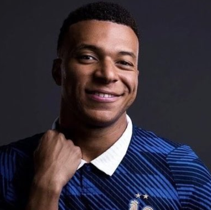 Noticia_Recente's tweet photo. 🚨 Kylian Mbappé se tornou o segundo jogador na história da Copa do Mundo a alcançar a marca de 20 gols, juntando-se a Lionel Messi, que soma 21 #FRAxMAR https://t.co/BL2oiQU6en