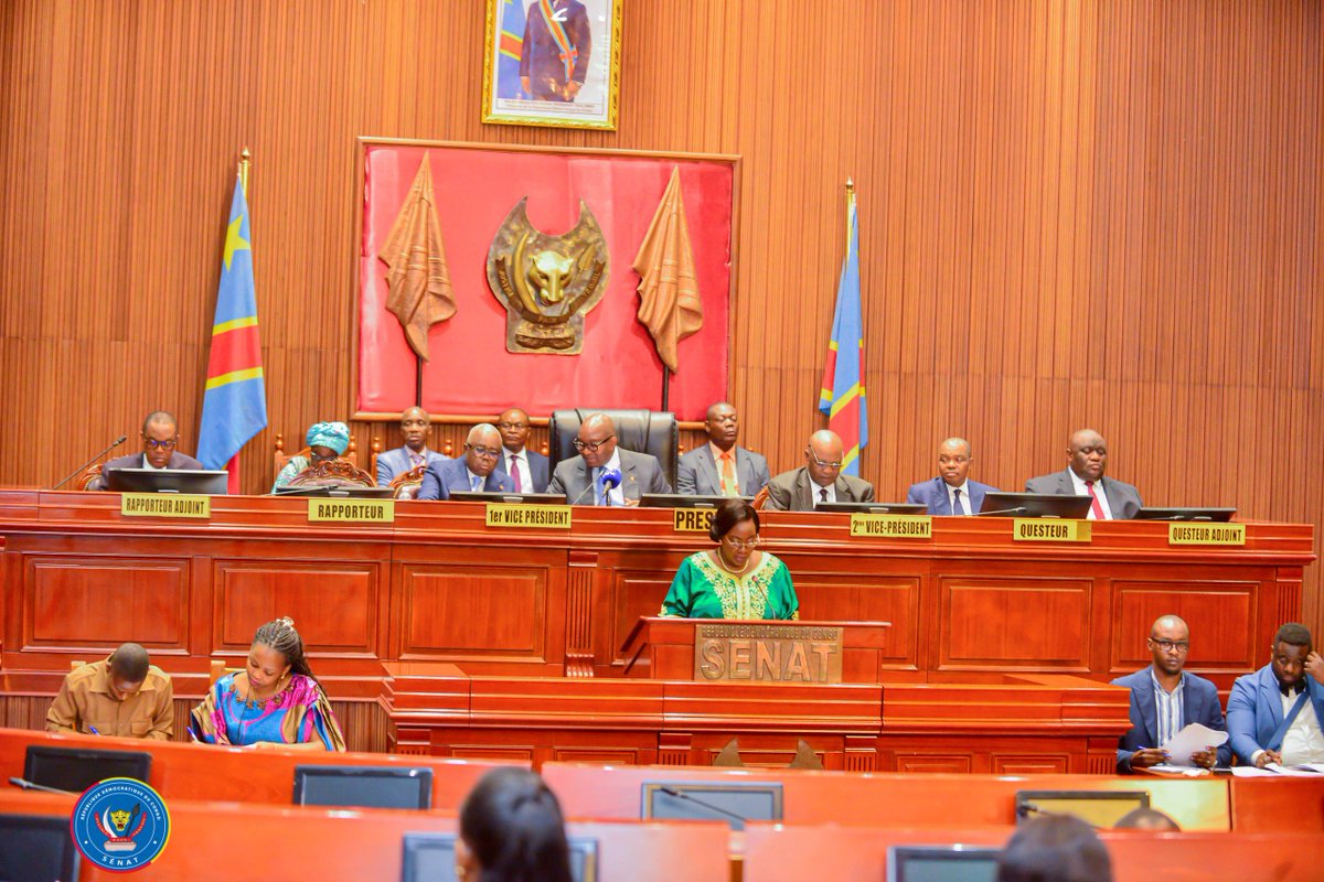 senatrdc's tweet photo. Le Sénat a examiné mardi 07 juillet,  le projet de loi de Finances rectificative 2026, présenté par le VPM, ministre du Budget, Adolphe Muzito. Ce budget équilibré en recette et dépense s'élève à 21,9 Mds USD (50.295 Mds FC), en régression de 7,4% par rapport à la loi des finances initiale, principalement due à la baisse des ressources extérieures.
La ventilation de cette loi des finances rectificative se présente comme suit: Budget général (19,8 Mds USD, -7,5%), budgets annexes (389,6 M USD, -7,3%) et comptes spéciaux (1,78 Md USD, -7,3%). Ces crédits financent prioritairement la défense/sécurité, les infrastructures, l'emploi des jeunes et la participation à la Coupe du monde 2026.
Ce collectif intervient dans un contexte marqué par les sanctions américaines contre le Rwanda/M23, une croissance révisée à 5,6%, l'inflation maîtrisée à 3,5%, l'appréciation du FC à 2.290 FC/USD, la hausse des cours du cuivre et du cobalt, et les conclusions positives du FMI.
Après un débat sur la soutenabilité des dépenses, le projet a été renvoyé à la Commission Ecofin qui dispose de 4 jours pour présenter son rapport.
Par ailleurs, les sénateurs ont adopté la loi sur la pêche et l'aquaculture. Le texte, voté en termes divergents avec l'Assemblée nationale, sera soumis à une commission mixte paritaire pour harmonisation avant promulgation.