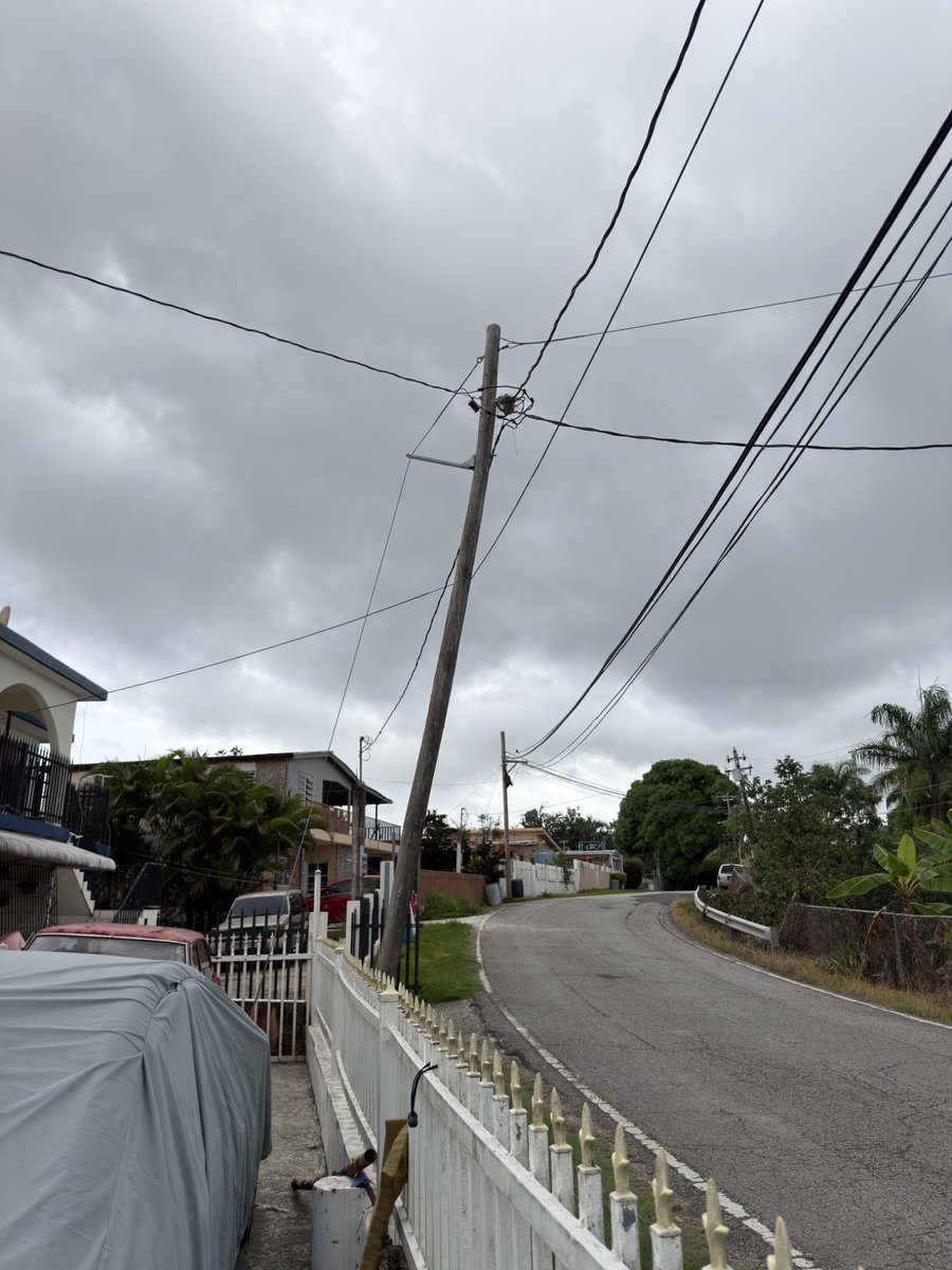 Sepulvedaljpr's tweet photo. @lumaenergypr !Saludos y buenas tardes! Es para notificar un poste a punto de romperse en la carretera 339 km 0.9 de Mayagüez. Casa Guilloty- Peña. https://t.co/FqR0UONpcE