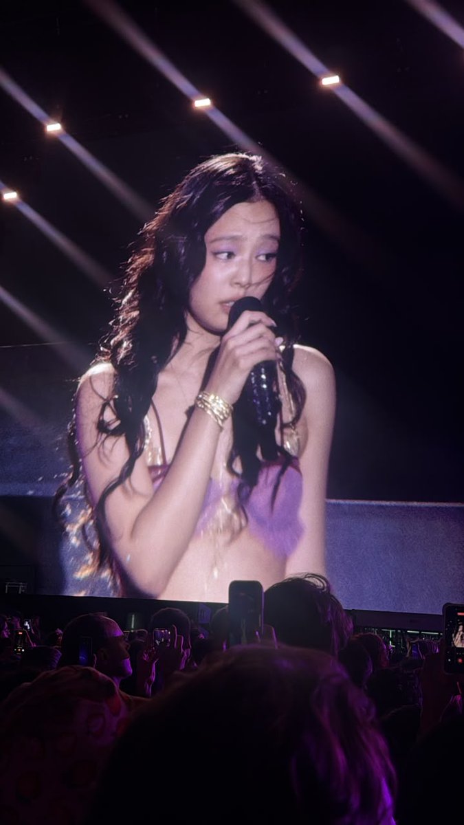 tibetteen's tweet photo. MINHA AMIGA DIZENDO QUE A JENNIE PARECE UMA BONECA 😭😭😭
JENNIE TAKE DOWN MAD COOL
#MadCoolFestival 
#JENNIE https://t.co/LkDpD6oq2W