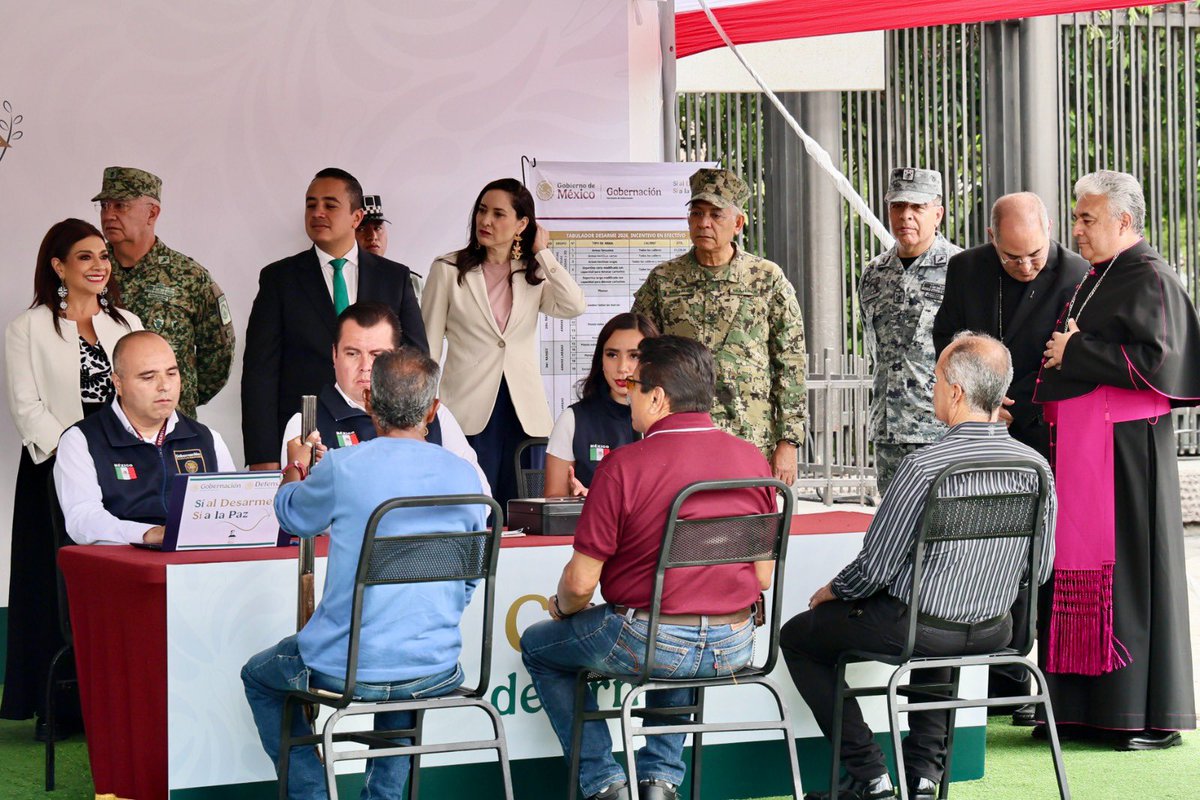rosaicela_'s tweet photo. Todas las armas de fuego que se entregan en los módulos de #SíAlDesarmeSíALaPaz son destruidas al momento por elementos de la @Defensamx1. Así evitamos que vuelvan a ser usadas y eliminamos el peligro que representan. 🇲🇽🕊️@Claudiashein #DíaInternacionalDeLaDestrucciónDeArmasDeFuego