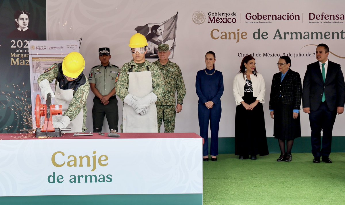 rosaicela_'s tweet photo. Todas las armas de fuego que se entregan en los módulos de #SíAlDesarmeSíALaPaz son destruidas al momento por elementos de la @Defensamx1. Así evitamos que vuelvan a ser usadas y eliminamos el peligro que representan. 🇲🇽🕊️@Claudiashein #DíaInternacionalDeLaDestrucciónDeArmasDeFuego