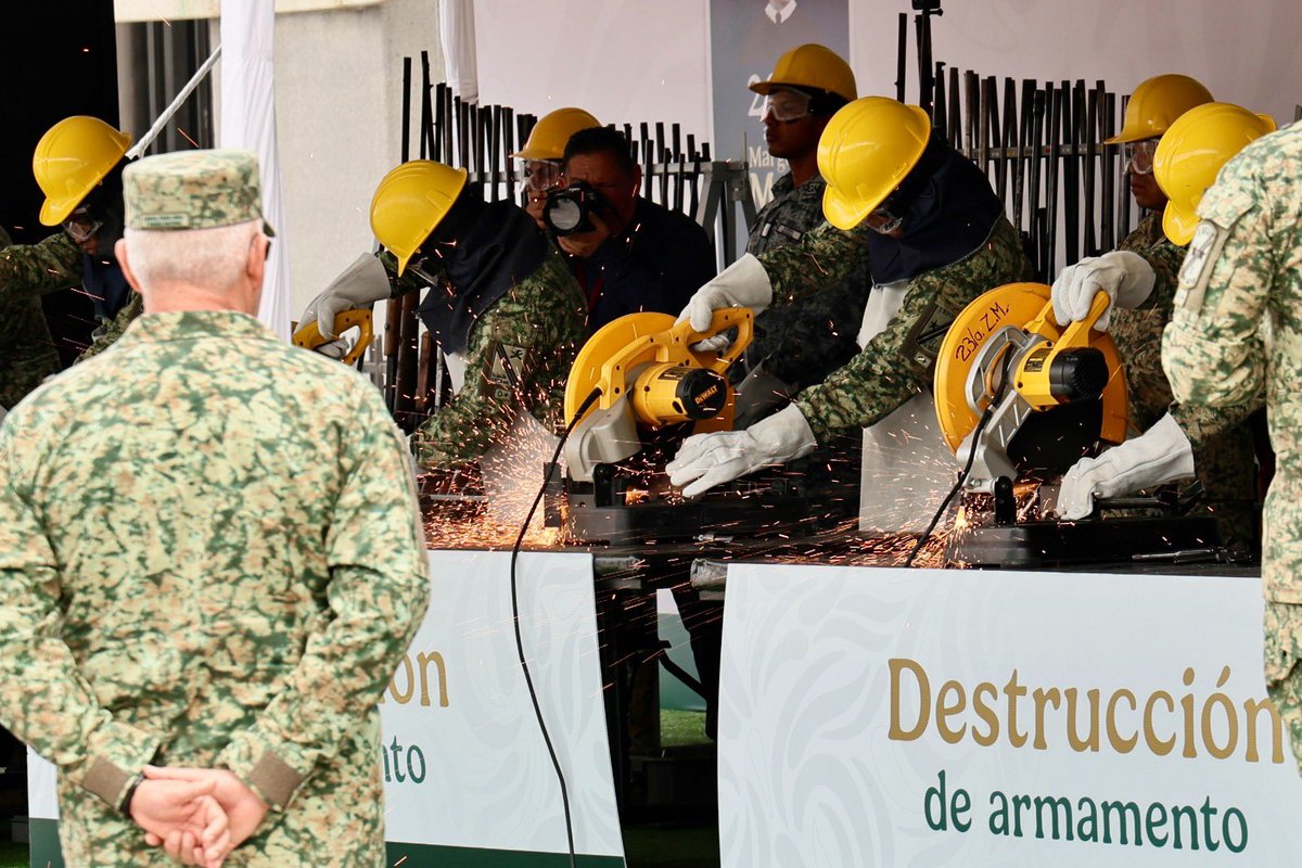 rosaicela_'s tweet photo. Todas las armas de fuego que se entregan en los módulos de #SíAlDesarmeSíALaPaz son destruidas al momento por elementos de la @Defensamx1. Así evitamos que vuelvan a ser usadas y eliminamos el peligro que representan. 🇲🇽🕊️@Claudiashein #DíaInternacionalDeLaDestrucciónDeArmasDeFuego