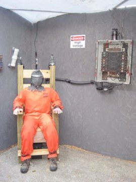 hopeisfumaing's tweet photo. day 100 of not freeing uncle from the electric chair until kuma live 🥀 https://t.co/y7jEreSciI