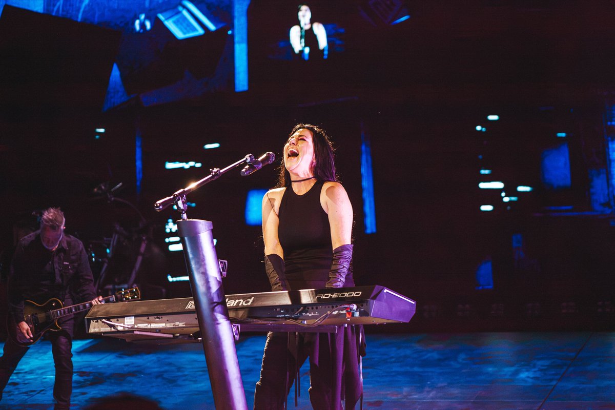 evanescence's tweet photo. Chicago, IL 7.8.26 Part 3

📷 @PhotoBarlow https://t.co/OkRBjeANPZ