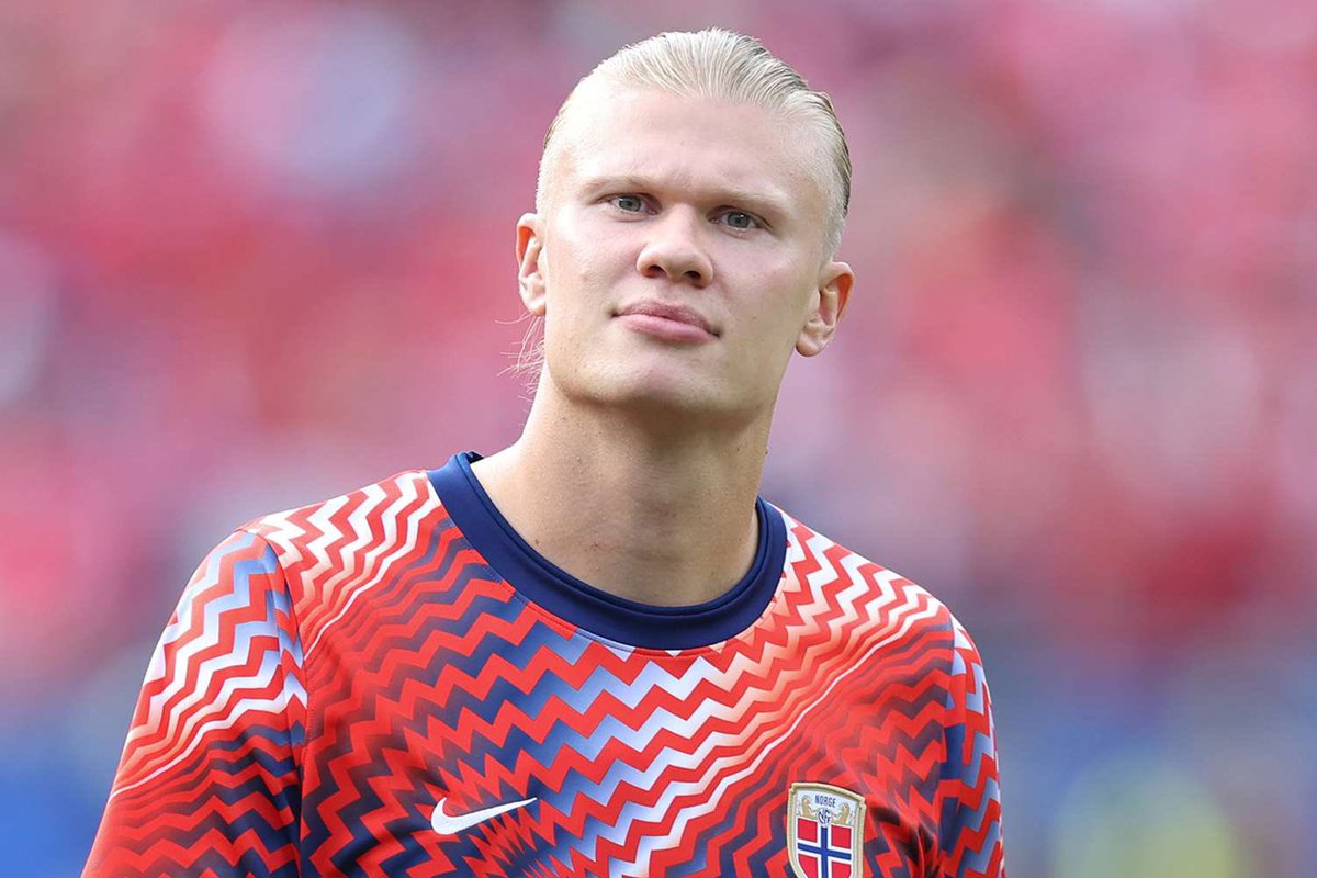 kirawontmiss's tweet photo. Erling Haaland is questioning the referee during the France vs Morroco match 😬

“Need to wait 5 minutes to take a penalty is way too long." https://t.co/d1fRr21j5l