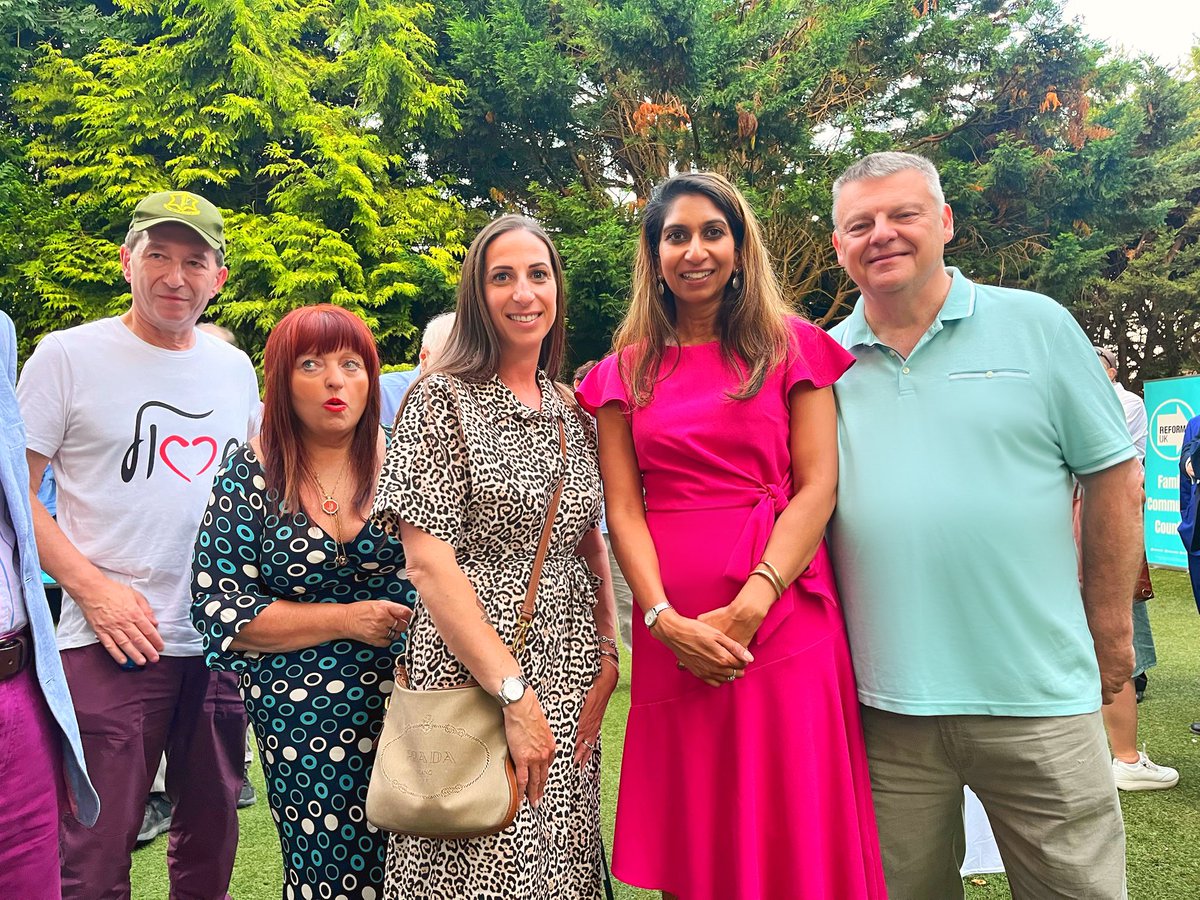ReformUKWatford's tweet photo. 👇 A few more photos from the #RJA event, including this lovely snap of @SuellaBraverman receiving flowers from Bushey Park candidate @KatieElman! 😊🌺 #ReformUK #Herts #Barnet https://t.co/1X28iG4Eq7