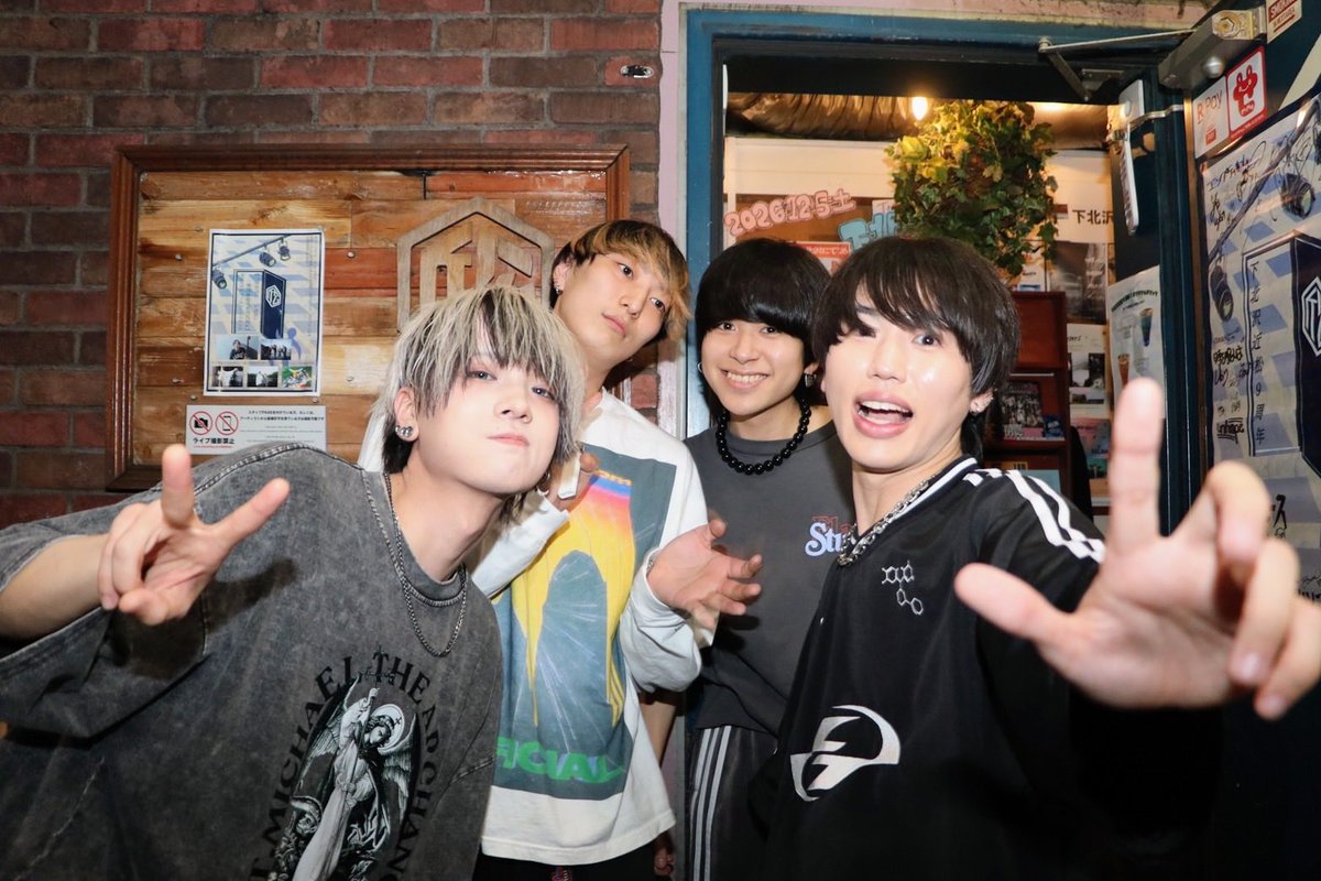 sin56318709's tweet photo. 7/8  近松  ライラックヘイジー 【完】

📷⟡.·@hayata_samo 

 #ベース
 #ベーシスト
 #バンド
 #バンドマン https://t.co/dhqp7Cf97u