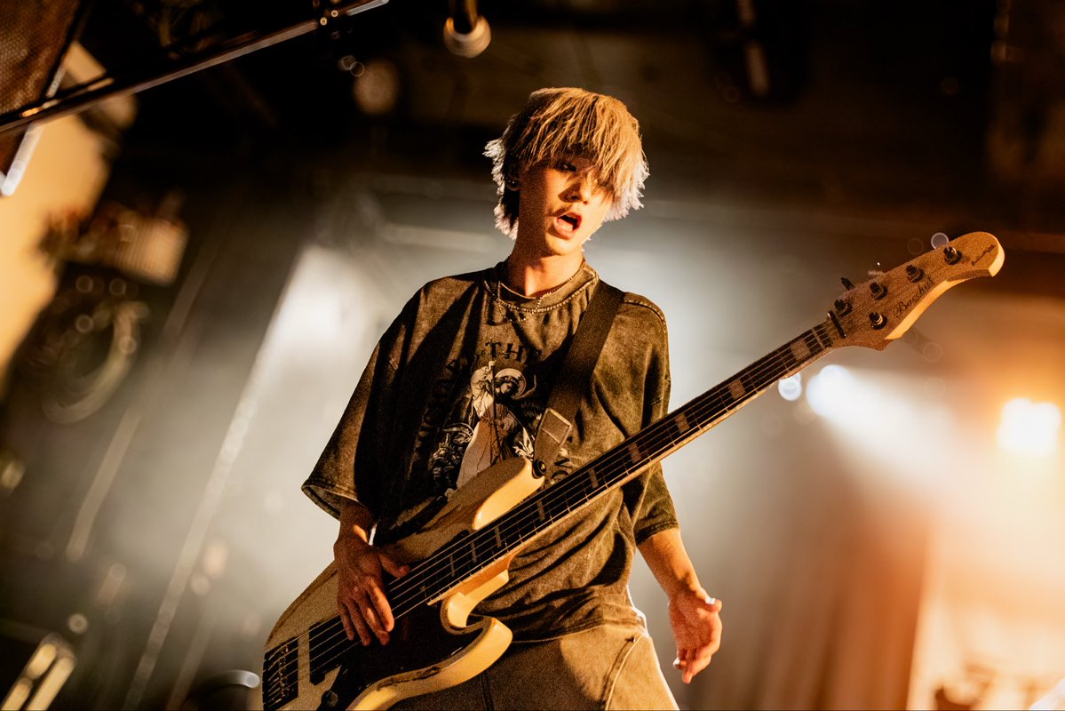 sin56318709's tweet photo. 7/8  近松  ライラックヘイジー 【完】

📷⟡.·@hayata_samo 

 #ベース
 #ベーシスト
 #バンド
 #バンドマン https://t.co/dhqp7Cf97u