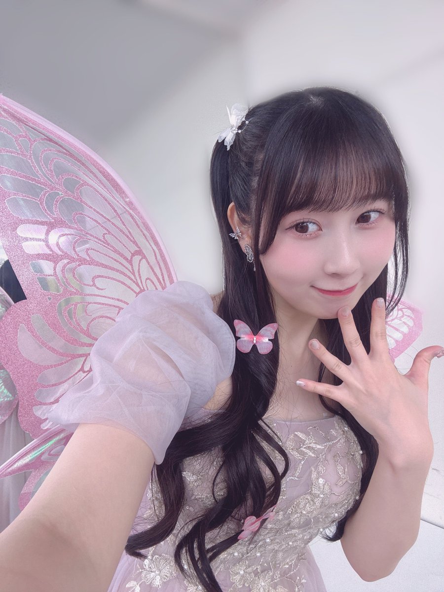 SKE48rkpmtm's tweet photo. #SKE48 #井上瑠夏
るーさんのSHOWROOM配信のお話

🏥 怪我の状況と診断結果
発生状況: 7月5日のサマーツアー名古屋夜公演の終盤に足を痛め、立てない状態となり終演後に車椅子で救急で病院へ

後日MRI検査を受けた結果、半月板の炎症、水が溜まっている状態と診断

現在
 骨折や靭帯の断裂はなく、手術の必要はない。
ゆっくりであれば自力で歩ける状態まで回復
足以外は非常に元気です。

🗓 今後の活動・スケジュールについて
激しい運動やダンスはドクターストップ

休演する公演
7月11日：「制服の芽」公演
7月18日：「シアターの女神」公演

出演・実施するお仕事
7月10日：21:45〜：8期生からのお知らせ配信
7月19日：お昼のトークイベント

調整中のスケジュール:
7月20日：サマーツアー札幌公演（今後の診察やリハビリの状況を見て判断）
来月：8期生10周年コンサート

「自分が今出せる、無理のない全力」を届けていく

大変な中で配信で伝えてくれました
今はとにかく足を休めることを最優先にしてほしいですね
お大事になさってください。