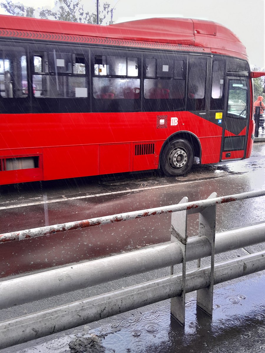 macosta5811's tweet photo. Las lluvias muestran lo mal que la T4 construye en la CDMX: "encharcamientos" en la acera peatonal para entrar al Metro Coyuya y en el arroyo vehicular. La cereza en el pastel: baches que dejan ver las varillas en el carril del Metobús (arreglados hace pocos meses). https://t.co/3RoHW4ZHGo