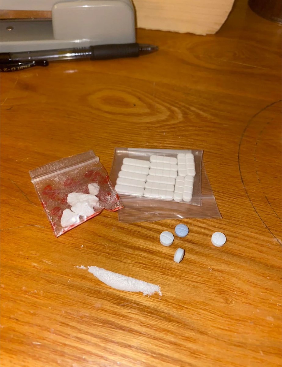 XoticwrldS's tweet photo. Just posting the benzos on here #coketwt #drugtwt #xans #xanax https://t.co/oWrHP8fFiI