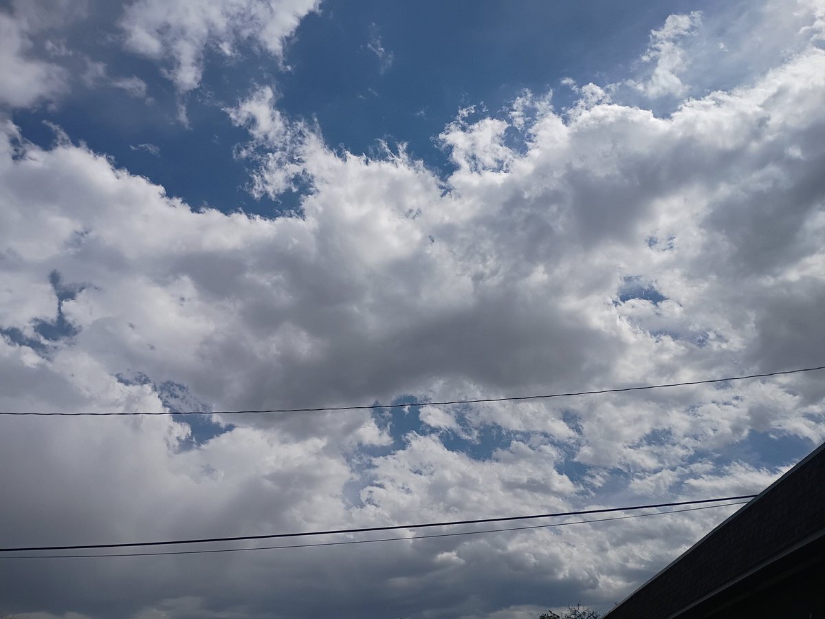 pomnilicious's tweet photo. I love the smell of rain, and the texture of the clouds is so pretty today! https://t.co/0VQ1INqW6Q