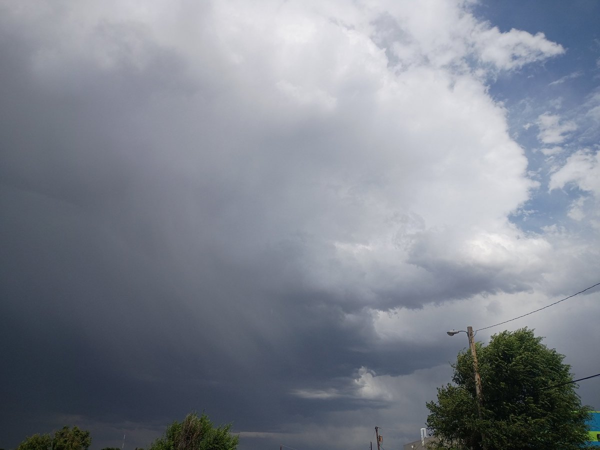 pomnilicious's tweet photo. I love the smell of rain, and the texture of the clouds is so pretty today! https://t.co/0VQ1INqW6Q