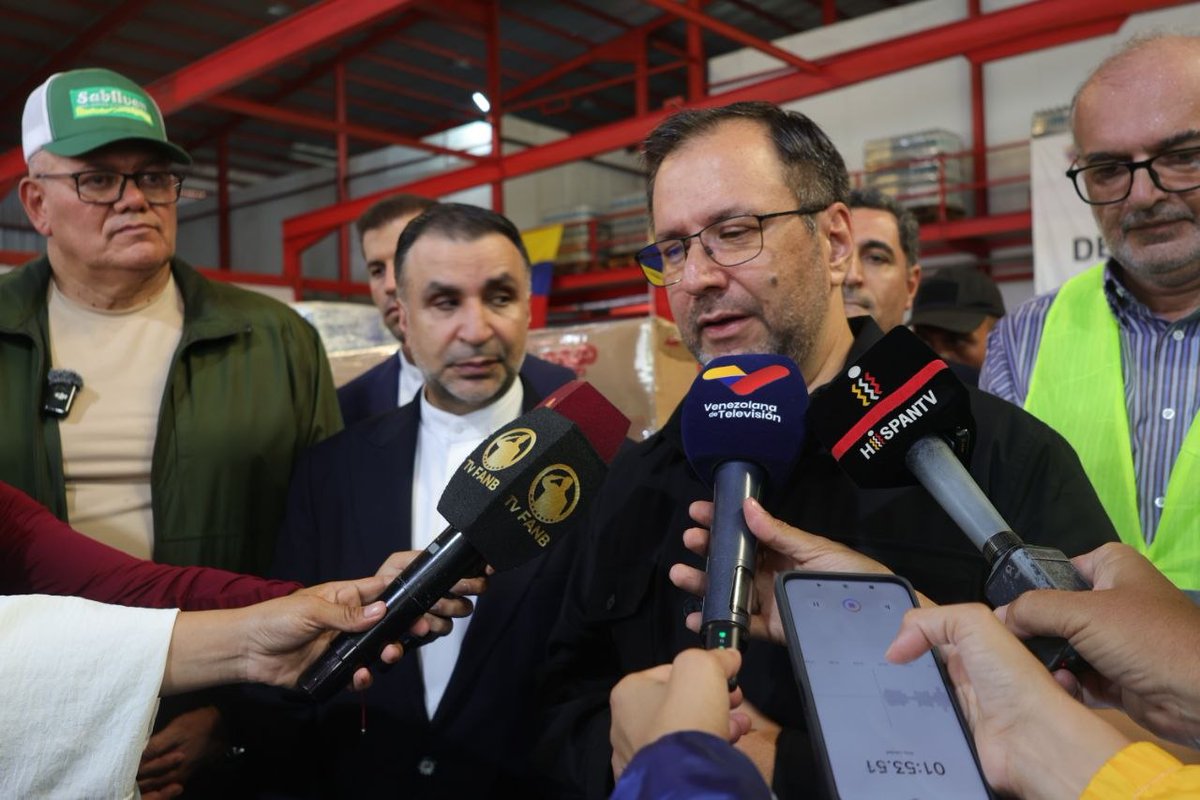 Cancilleria_ve's tweet photo. 📰#Noticia | Venezuela recibe cargamento de ayuda humanitaria de Irán para afectados por sismos

El ministro Gil detalló que el donativo contempla 160 toneladas de productos, que incluyen 40 toneladas de alimentos.

https://t.co/fOiVMkmUra https://t.co/aPB8uPajkl