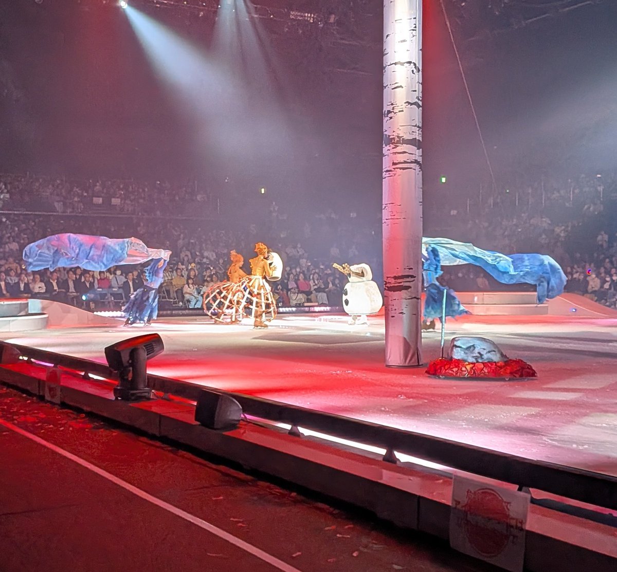 minacocco3's tweet photo. オラフのおとなになったらのパートで、首だけとんでっちゃう的な『だめだめ〜』のあとで、ガチで首が落ちちゃった放送事故録れてた☃

#ディズニーオンアイス https://t.co/9chigFrK1w