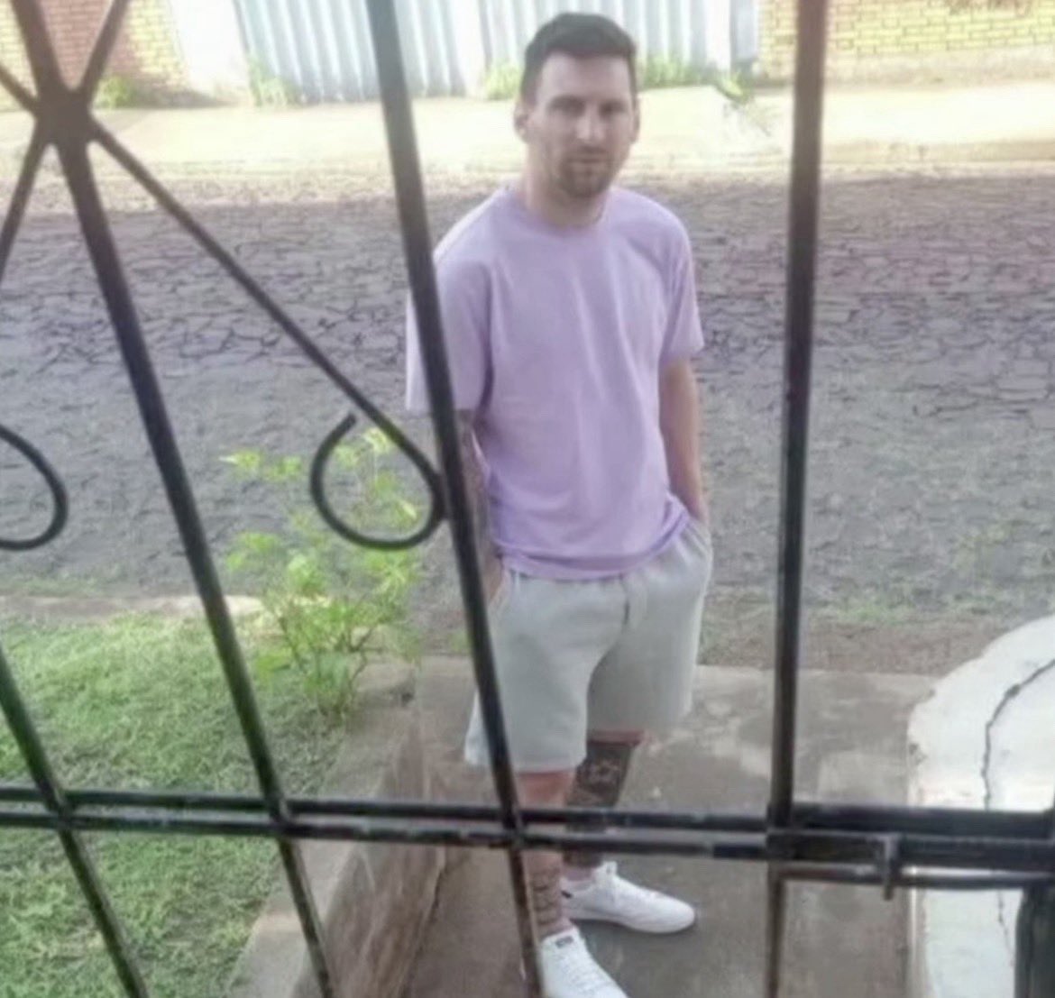 rsmemes_oficial's tweet photo. Eu no portão da casa do meu amigo ouvindo a mãe dele dizer:

"Esse guri já tá aqui de novo, ele não tem casa não?" https://t.co/twv0Q5ELgc