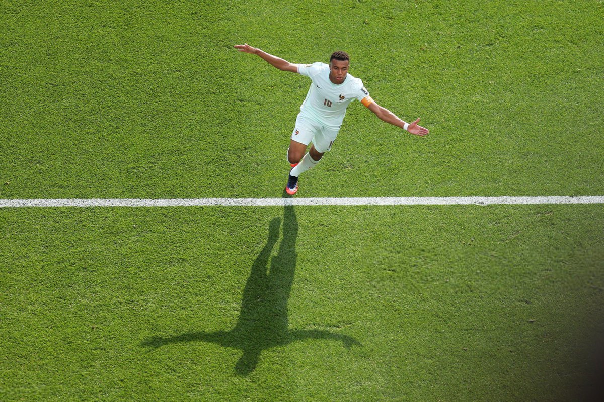 DataFutebol's tweet photo. Kylian Mbappe chegou a 11 G/A (8 Gols e 3 Assistências) nessa Copa do Mundo! 🤯🇫🇷

É o RECORDE de um jogador em uma edição de Copa do Mundo nesse século; superando os 10 do Mbappe e do Messi na edição de 2022.

O último jogador a conseguir pelo menos 11 G/A em uma mesma edição de Copa do Mundo havia sido o GERD MÜLLER 🇩🇪 (10G 3A) em 1970.