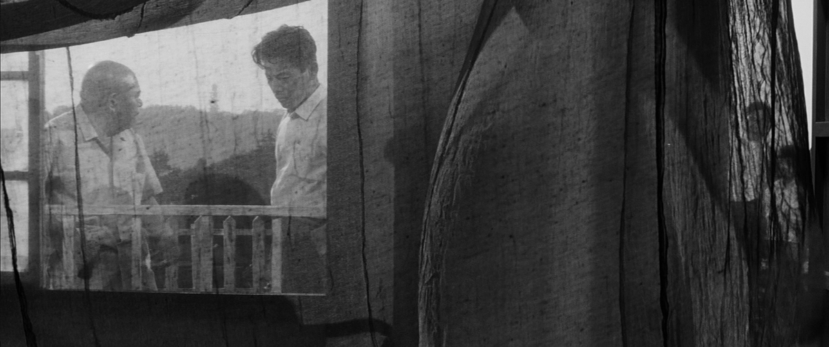 IlGlaz's tweet photo. Still, look at that staging!

I imagine Spielberg studied #HighAndLow religiously at the start of his career. https://t.co/4munq8YTS8