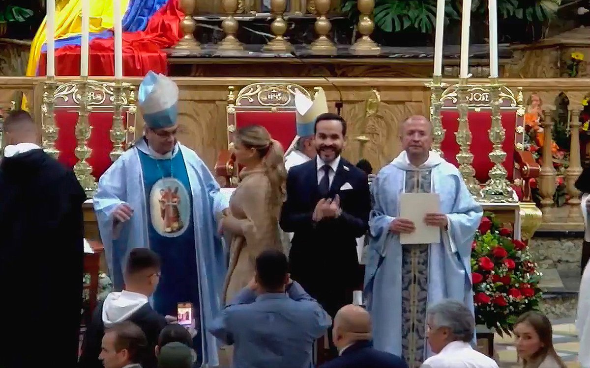 news_vaticano's tweet photo. Presidente electo de Colombia se consagra a la Virgen de Chiquinquirá y le pide por su gobierno https://t.co/ryNQd9gMo0 https://t.co/ZUQpkW9ihv