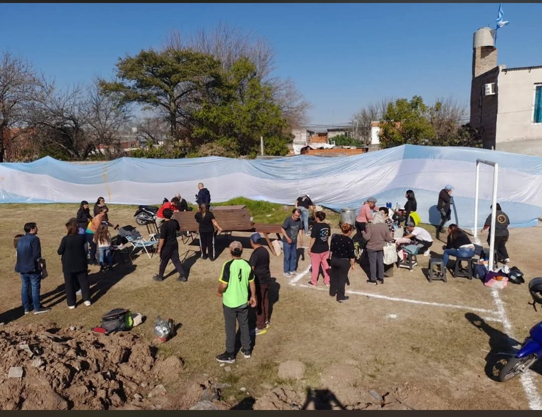 ArielBulsicco's tweet photo. Vecinos de Bolivia 600 bis honrando el 9 de julio con la defensa de su plaza pública que también pretende intervenir el Municipio. Allí se habilitó la construcción de una Escuela para la Fundación Fortaleza de Sión manejada por el ex comisario Fornero.
(Fotos de radio Aire Libre) https://t.co/0XuihPCFCY
