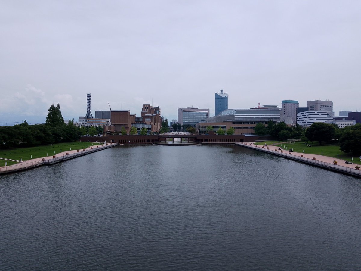GarryK349080's tweet photo. 富山運河の昼と夜と。富山美術館屋上のオノマトペ公園の夜。 https://t.co/qBbEOVcdFb
