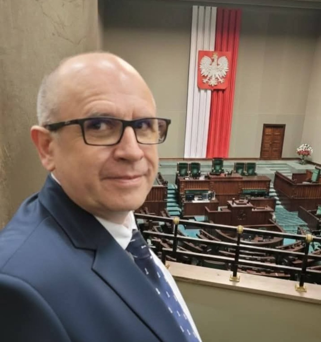 SiewcyPrawdy's tweet photo. Nasz kraj został zniszczony.  
Rozbity na kawałki przez obce siły, przez złodziei, przez kłamców, przez tych, którzy od dekad traktują Polskę jak łup, jak teren łowiecki, jak magazyn pełen rzeczy do wyniesienia pod osłoną nocy.

Państwo, które miało nas chronić, przestało pełnić swoją podstawową funkcję.  
Nie broni, nie wspiera, nie prowadzi.  
Zamiast być tarczą — stało się ciężarem.  
Zamiast być domem — stało się ruiną.  
Zamiast być wspólnotą — stało się teatrem pozorów, w którym aktorzy grają swoje role za nasze pieniądze, a my mamy siedzieć cicho na widowni.

Ale ten czas się skończył.

Bo kiedy państwo nie działa, naród musi wstać.  
Kiedy instytucje zawodzą, ludzie muszą przejąć ster.  
Kiedy prawo przestaje chronić, to obywatele muszą zacząć je stanowić.  
Nie jako widzowie, nie jako petenci, nie jako proszący —  
ale jako suweren, który przypomina światu, komu naprawdę należy się władza.

To my jesteśmy fundamentem.  
To my jesteśmy źródłem.  
To my jesteśmy jedyną siłą, której nie da się kupić, zastraszyć ani uciszyć.

Dlatego dziś, w tej chwili, w tym pokoleniu,  
to ludzie muszą sami zacząć stanowić prawo.  
Nie czekać na zbawców.  
Nie wierzyć w cudowne reformy.  
Nie liczyć na tych, którzy od lat udowadniają, że ich jedyną misją jest utrzymanie własnych stołków.

Musimy wziąć odpowiedzialność za swój los —  
nie jako slogan, nie jako hasło, nie jako puste słowo,  
ale jako czyn, jako decyzję, jako akt odzyskania państwa, które nam odebrano.  

Bo kraj zniszczony można odbudować.  
Kraj rozbity można poskładać.  
Ale tylko wtedy, gdy ci, którzy w nim żyją,  
przestają być milczącymi ofiarami, a stają się twórcami własnej przyszłości.

To jest moment.  
To jest granica.  
To jest wezwanie.

Albo odzyskamy Polskę,  
albo stracimy ją na zawsze.