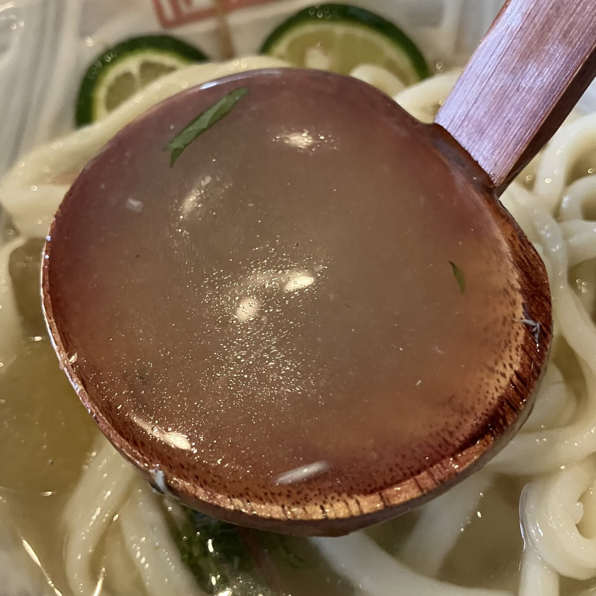 ykurikin's tweet photo. 京都伏見「本格手打ちうどん大河」さん…『ウミカホル、スダチカホル。』…始まった日に訪問すれば…まさかの今期一番手🤭…王道の『ひやかけ』に『スダチ』…もっちり柔らか"うどん"が心地良く…冷たい"いりこ出汁"の旨みがサイコーなのさ…ご馳走さまでした～(๑・ω-)～♥”
#本格手打ちうどん大河 https://t.co/OoYWRGNzYW
