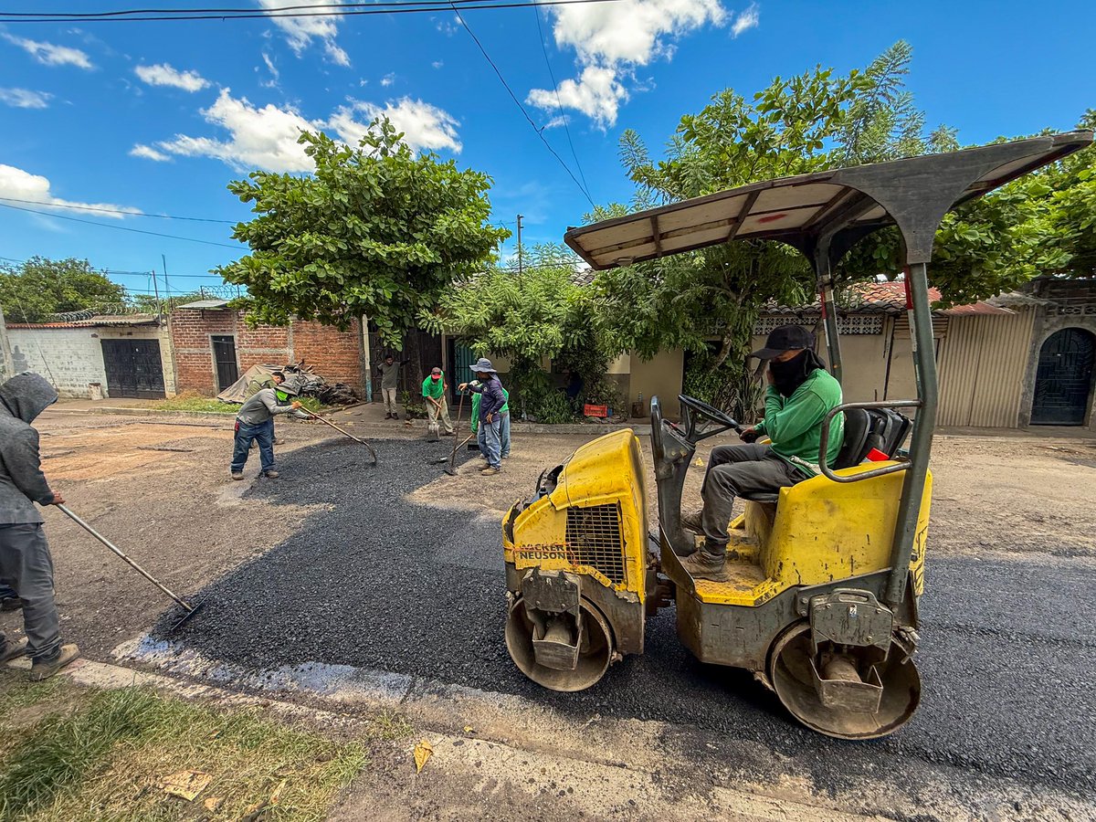 ALEXTORRES_SMC's tweet photo. 🚧 Más calles en mejores condiciones para nuestra gente.

Llegamos al Lot. San Miguel con nuestro Plan de Bacheo, realizando trabajos que mejoran la circulación y brindan mayor seguridad a quienes transitan por la zona.

#LoImportanteEsLaGente https://t.co/7LBv3zeHbs
