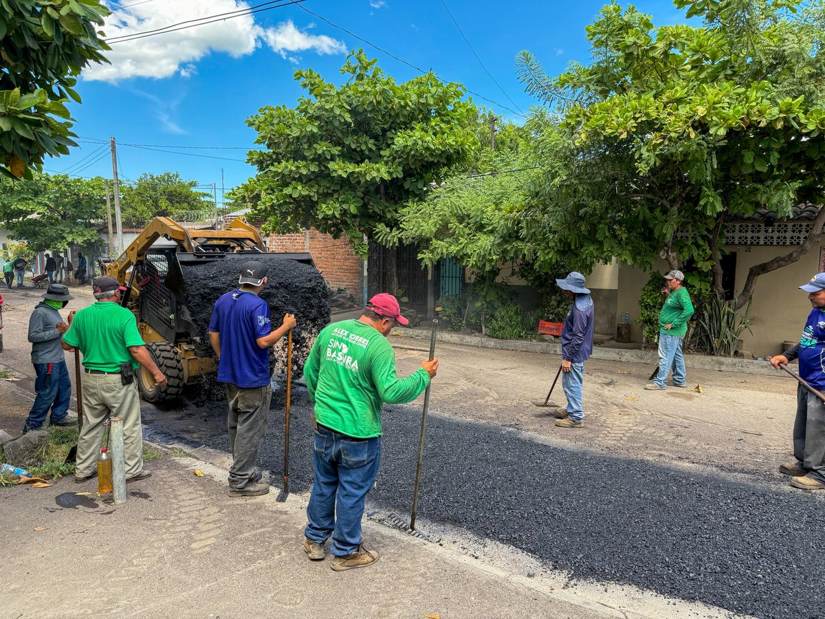 ALEXTORRES_SMC's tweet photo. 🚧 Más calles en mejores condiciones para nuestra gente.

Llegamos al Lot. San Miguel con nuestro Plan de Bacheo, realizando trabajos que mejoran la circulación y brindan mayor seguridad a quienes transitan por la zona.

#LoImportanteEsLaGente https://t.co/7LBv3zeHbs
