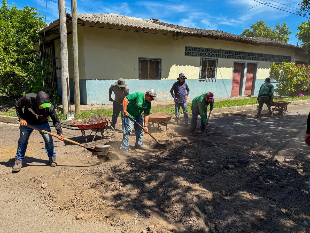 ALEXTORRES_SMC's tweet photo. 🚧 Más calles en mejores condiciones para nuestra gente.

Llegamos al Lot. San Miguel con nuestro Plan de Bacheo, realizando trabajos que mejoran la circulación y brindan mayor seguridad a quienes transitan por la zona.

#LoImportanteEsLaGente https://t.co/7LBv3zeHbs