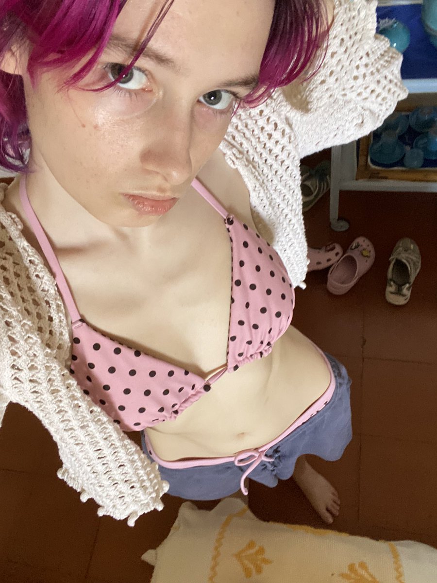 hannythef4nny's tweet photo. on holiday so iโm #INACTIVE for a week :pp hereโs me today before the sun burn demons got me https://t.co/2f7QW8Ik5n