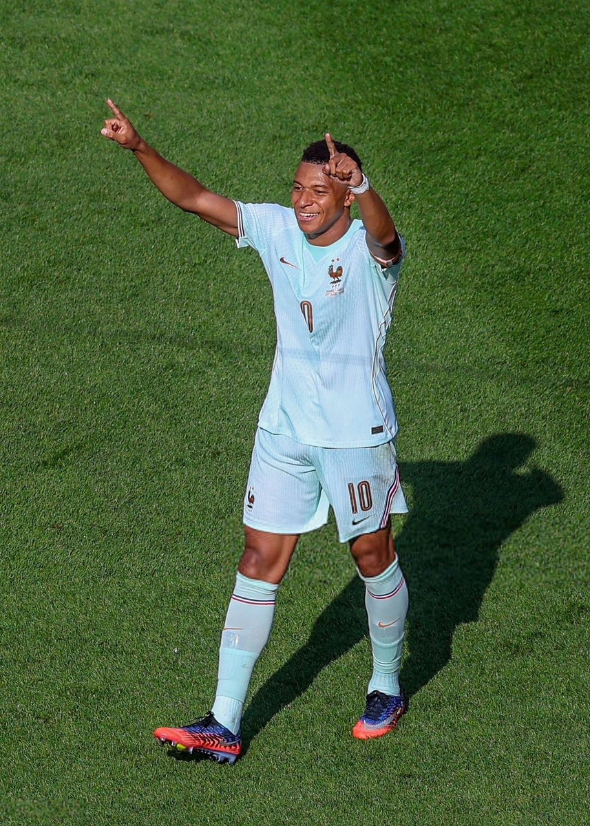 theMadridZone's tweet photo. 🚨 RECORD: Kylian Mbappé has become the FIRST player EVER to record 10 G/A in TWO separate World Cups. 

He had 8 goals &amp; 2 assists in 2022, and has 8 goals and 3 assists in this year’s edition.

UNBELIEVABLE. 🤯 https://t.co/8b1KkULgq5