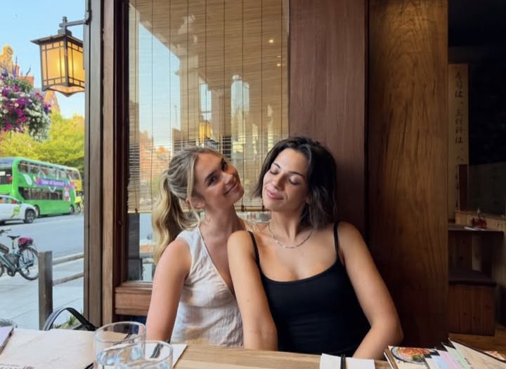 updatestommenbr's tweet photo. 📲| LINDAS! 

Amelia May (Claire Biggs) e Daisy Jacob (Bella Wilkinson) via Instagram Stories da Nancy Surridge (Shannon Lynch). 

via @/nancysurridge11 https://t.co/wH4v0sSfNd